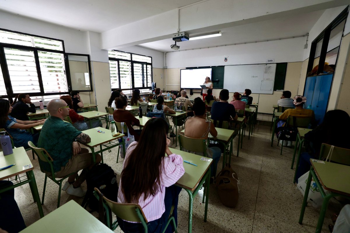EducacionGobC's tweet photo. 🔵 Más de 8.200 aspirantes optan a una de las 944 plazas disponibles en las oposiciones docentes de Canarias

✔️ Se ofertan 923 plazas docentes y otras 21 correspondientes al procedimiento de estabilización de los cuerpos de Música y Artes Escénicas

📎 https://t.co/l3QvYdIIkF https://t.co/dIbPxxGA7Y
