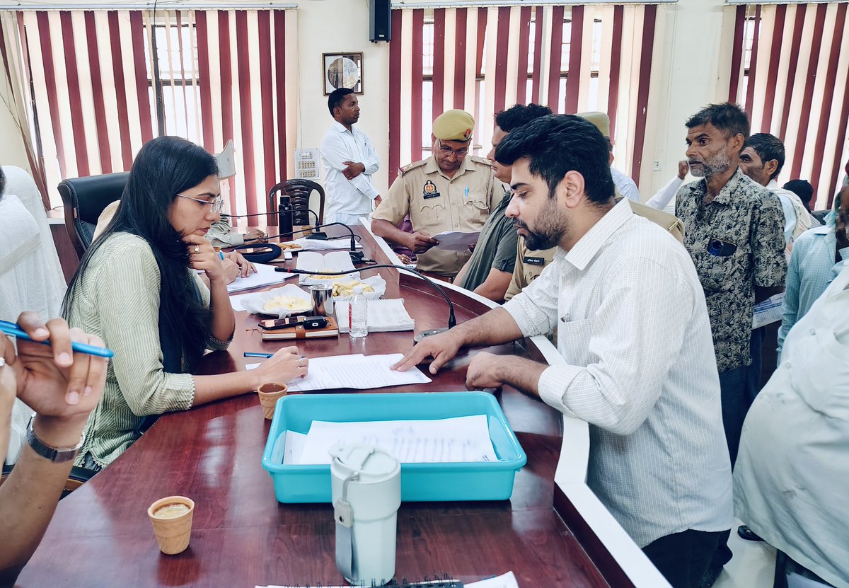 CdoBareilly's tweet photo. #बरेली:- सम्पूर्ण समाधान दिवस, तहसील नवाबगंज I
    
आज दिनांक 20 जून 2026 को तहसील नवाबगंज  में #संपूर्णसमाधानदिवस के आयोजन पर SDM और BDO की उपस्थिति में आमजनमानस की समस्याओं/शिकायतों को सुना और प्राप्त प्रार्थना पत्रों के त्वरित व गुणवत्तापरक निस्तारण हेतु संबंधित अधिकारियों को निर्देशित किया। 
सम्पूर्ण समाधान दिवस पर कुल 51 शिकायतें प्राप्त हुईं जिसमें से 4 का मौके पर निस्तारण किया गया शेष के निस्तारण हेतु संबंधित अधिकारी को मौके पर निर्देशित किया।