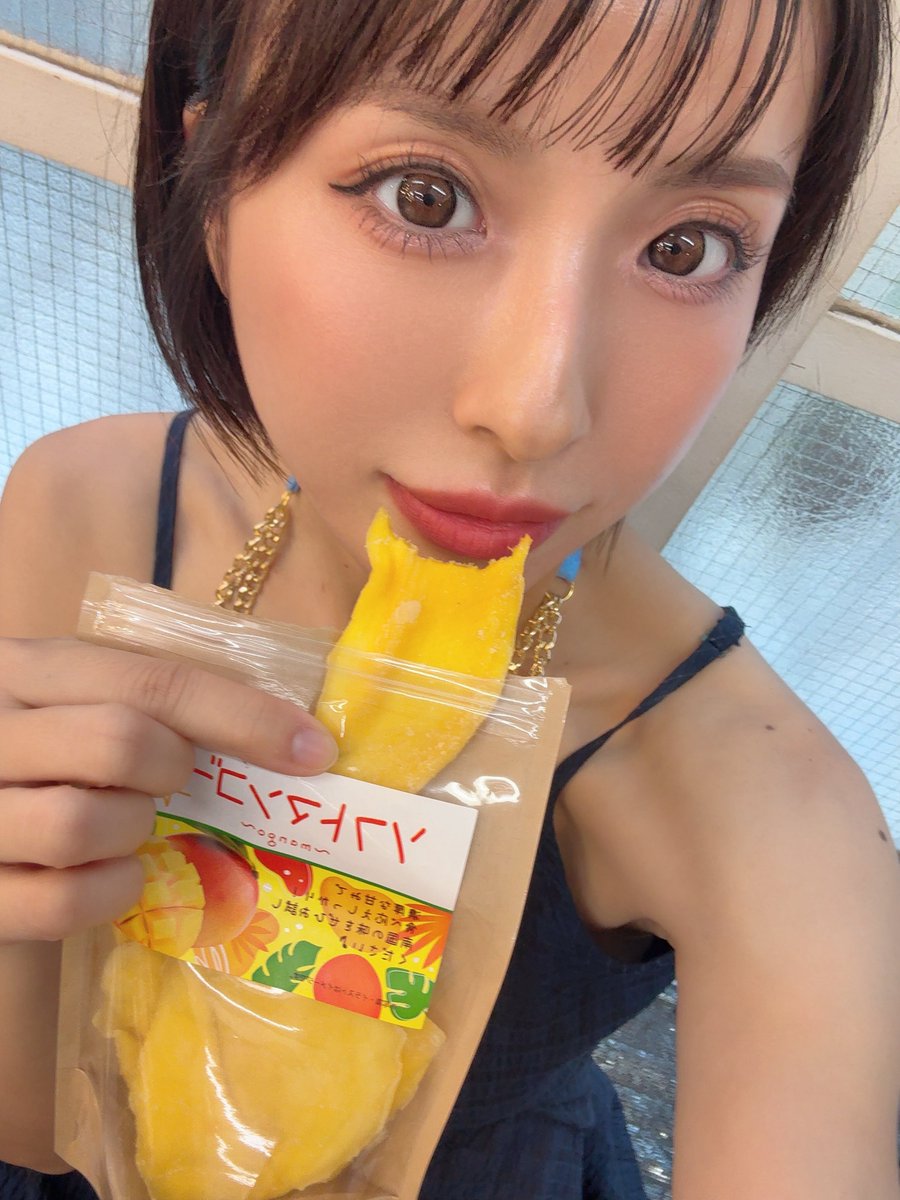 emmaemma0722's tweet photo. ⬇️のポスト
ちゃんといいね👍リポスト🔁

してくれたかな？まだの方は是非よろしくお願いします🥹🖤

そして本日は大雨の中撮影会遊びに来てくれた方々ありがとうございます😭

最近ドライマンゴーにハマってる🥭

皆も今日という日お疲れ様です☺️🖤❣️

#VenusParfait
#バツイチ子持ちアイドル https://t.co/Q5XY06WKPW
