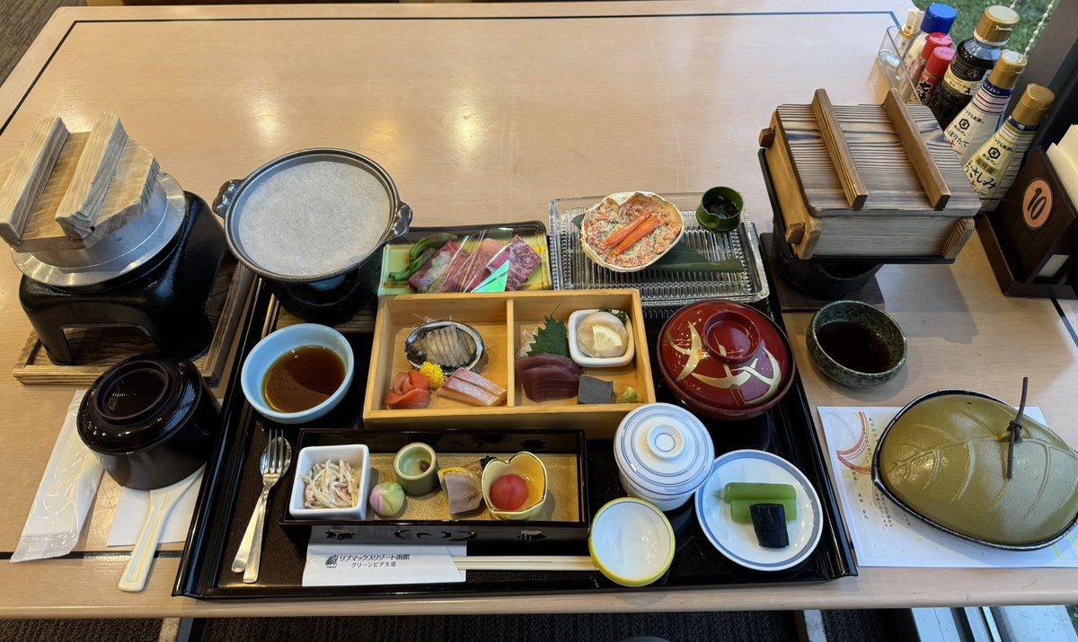 puyoer's tweet photo. ホテルの夕食豪華すぎて笑えるw https://t.co/K9zy3yCGas