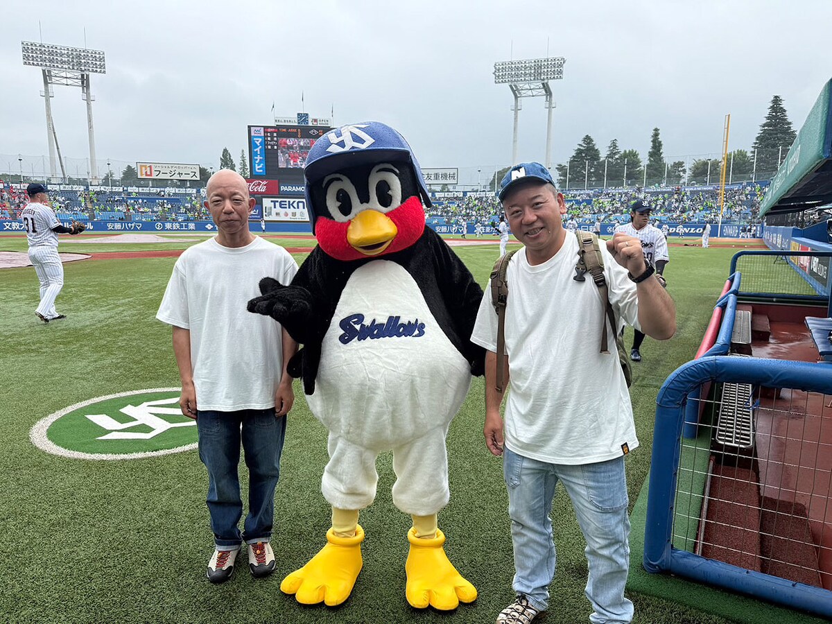 owarai_natalie's tweet photo. 西村の剛速球を小峠がナイスキャッチ、バイきんぐ神宮球場で始球式（コメントあり）
https://t.co/EjiwBZZ4jx https://t.co/eopjaQBMov
