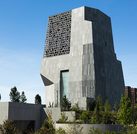 SaltyGoat17's tweet photo. Trump International Hotel &amp; Tower (Chicago): Officially ~$847 million to build

Obama Presidential Center (Chicago): ~$850 million to build

How many pockets got lined building Obama's eye sore?

This is what it looks like building something with corruption and without... https://t.co/3wQpvDbsTq