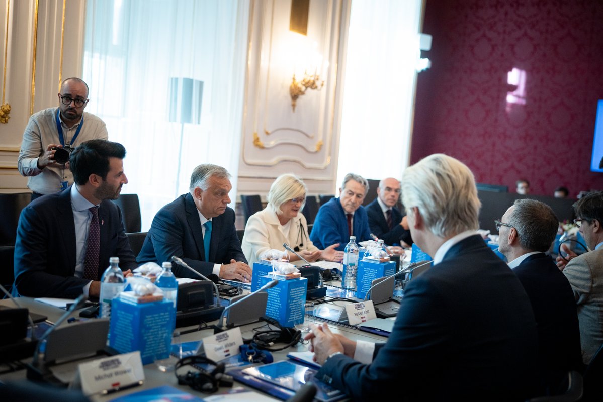 PM_ViktorOrban's tweet photo. 🤝 @PatriotsEU in Vienna. https://t.co/rrzHmH0sJ7