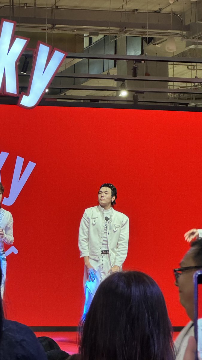 BngWanwisa's tweet photo. ถ่ายคลิปไม่สวยไม่เป็นไร คนบนเวทีหล่อมากก็พอ 🫠 

Pocky With PERSES
#POCKYxPERSES https://t.co/1sF1NthFN4