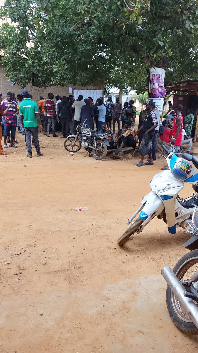 SnapAndSend's tweet photo. #NasarawaByeElection

PU: Angwan Tsoko Polling Unit 
Ward: Wakama Electoral Ward 
LGA: Akun Development Area Nasarawa Eggon.

SITUATION REPORT :
- Agitations from concerned raised by angry voters over INEC Nigeria officials claims of "No Internet / Network Reception" on their https://t.co/MoEJXr32GV