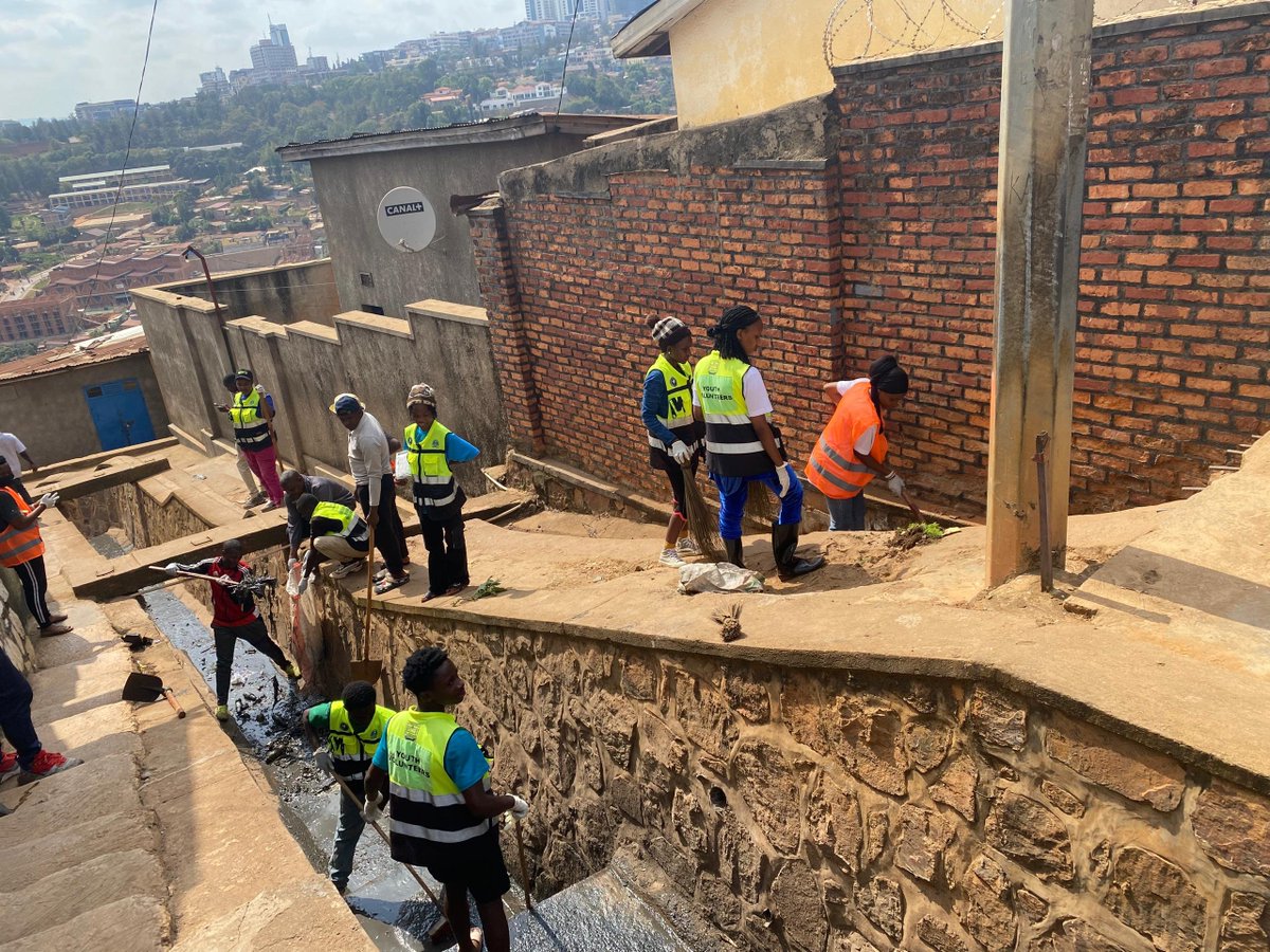 Kgl_Yvolunteers's tweet photo. Patriotism is a core value that the @RwandaYouthVol1 in the @CityofKigali,strongly uphold. In that spirit, we started our day by participating in a special youth community work activity in different parts of the city. @RwandaLocalGov @KubanaRichard @Rwandapolice @RNPSpokesperson https://t.co/WOcqQHB5aB