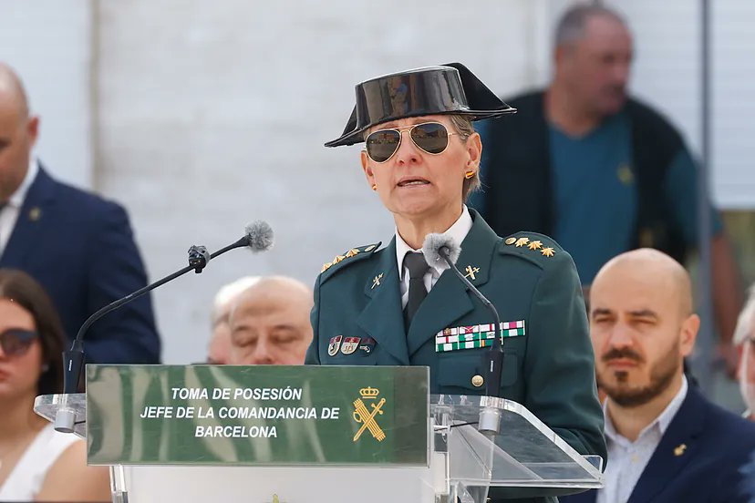 Jainko_Barik's tweet photo. La nueva jefa de la Guardia Civil de Barcelona. Viva imagen de la elegancia, el estilo y la moderación española.
Los pendientes, insuperables.
Que nadie diga que no va de frente. https://t.co/8NU1OTCVjL