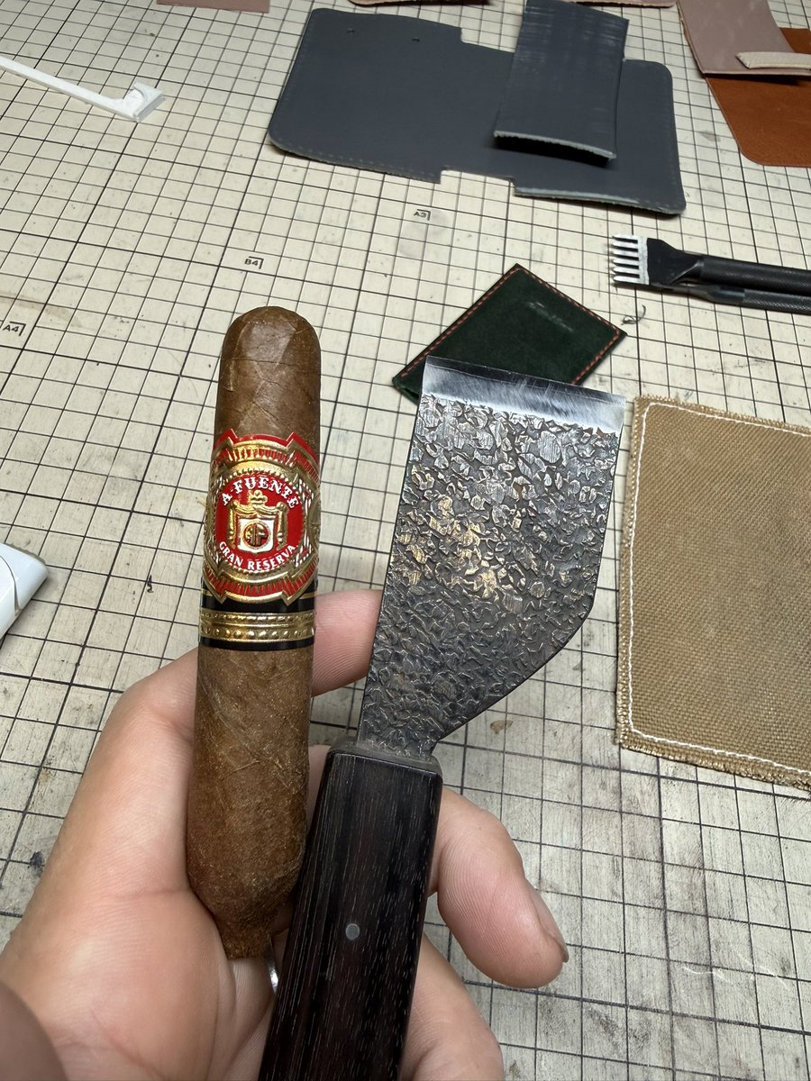 chirno99's tweet photo. アルトゥーロ・フエンテ　ヘミングウェイ　ショートストーリー
何となく木っぽいコクっぽい感じはしたような気がする
もはやリング集めのために吸ってるまである

まだ5本しか吸ってないけどダビドフ2000、アップマンハーフコロナが良い葉巻なのは理解したかも

#葉巻
#プレミアムシガー https://t.co/Yv0eSE2VPn