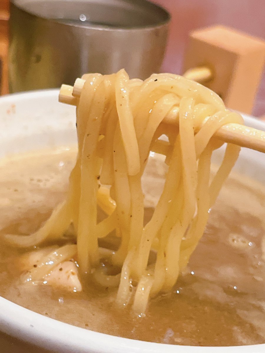 pchan_rm's tweet photo. ずっと行きたかった宿題店✌️
梅田の名店「銀座 篝」さん☺️

鶏白湯を前面に押しているお店
でもメニューを見た瞬間に
つけそばの魅力に釘付け😍‼️

『濃厚つけsoba 特盛』

しっかり冷水で締められた太麺は
モチモチとした食感で力強いコシ☺️
喉越しがとにかく抜群！
麺そのものの旨さに驚愕‼️
続く https://t.co/bNuOWrGrYL