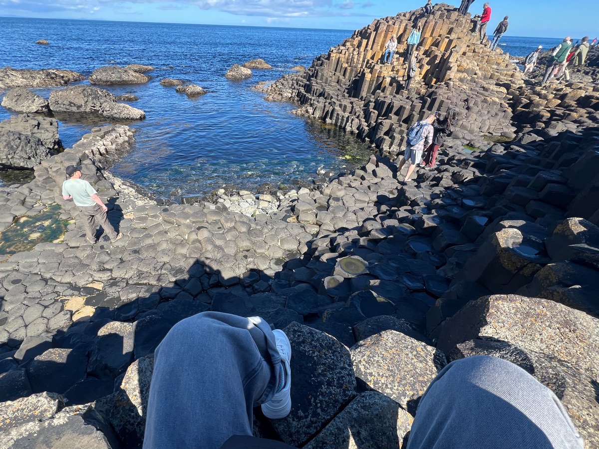 moriwofg's tweet photo. 一時間くらいいられた！ジャイアンツコーズウェー　氷河に削られてできた崖の稜線が青空に美しくて、ずっと見ていたかった https://t.co/dCeMBtmSqO