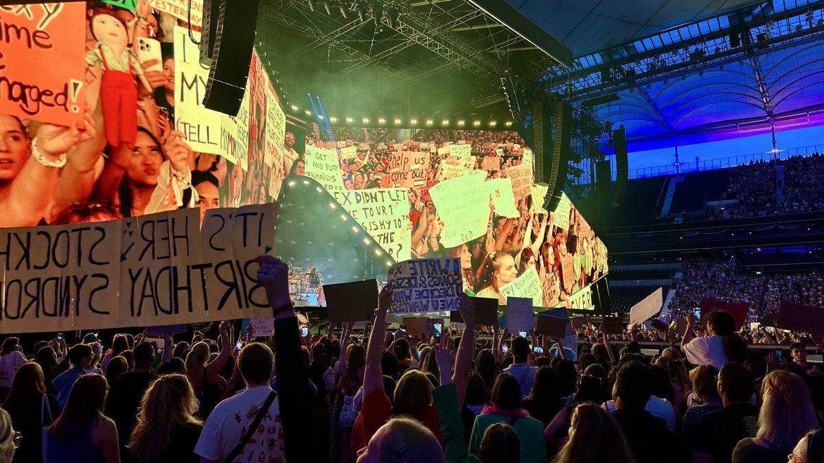 halieontour's tweet photo. Hey @HSHQ I’ll be in Square tonight and I’d really really REALY love to be a photographer occasionally and capture Harries partying together 📸💋🪩 https://t.co/pApfyaeLSP