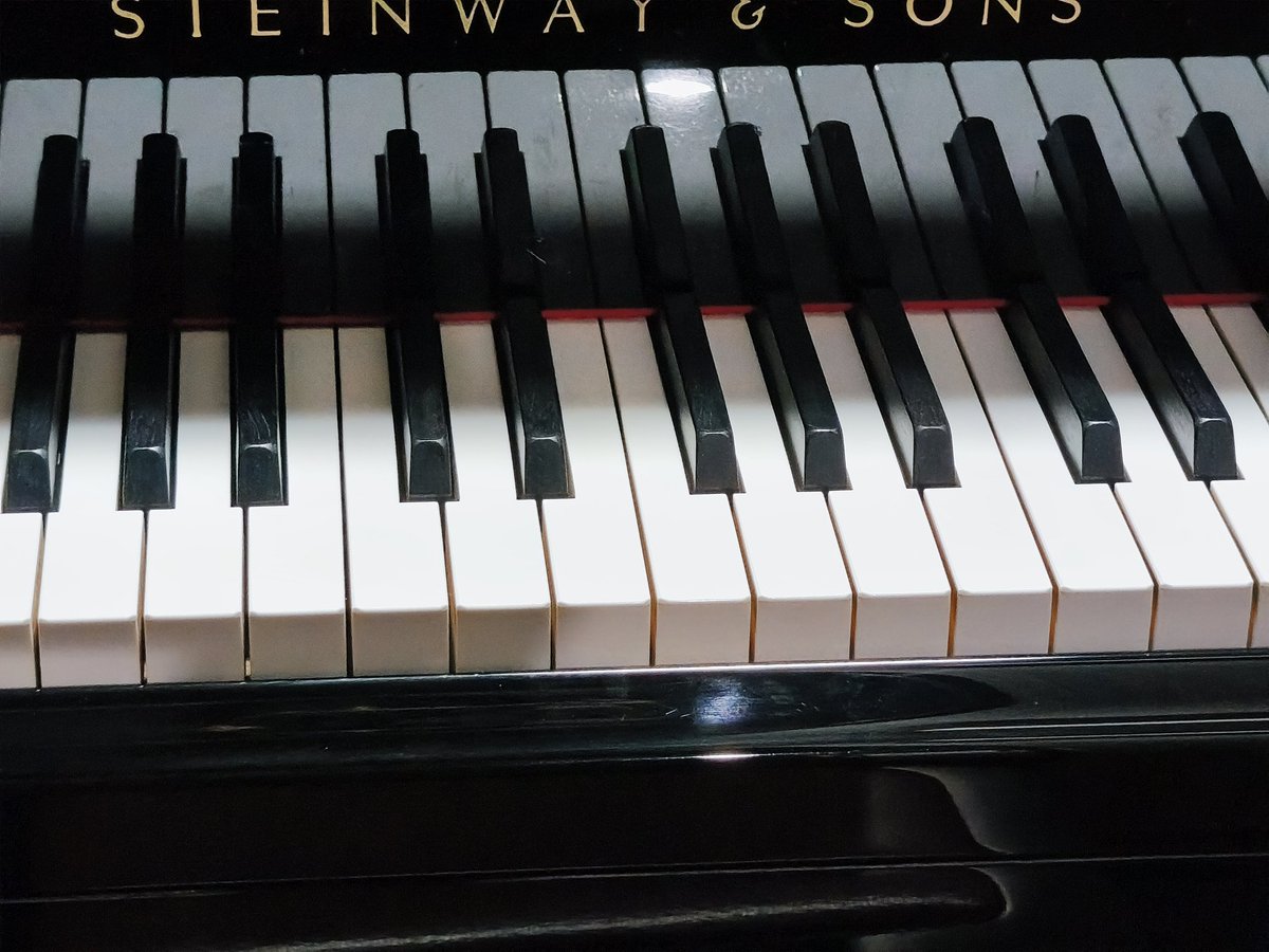 ake_himu's tweet photo. お仕事の帰りにピアノの練習🎶
今週も１週間を何とか乗り切ったのでごほうび的な🎹　家でももっと練習しようね私へ　テレビがついていたりするリビングよりピアノしかない場所のほうが練習はかどる！よね？ https://t.co/Sl4RLP5vMz