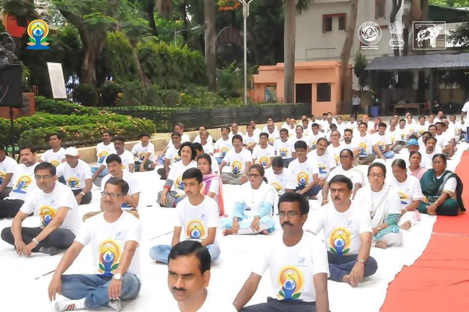 ZoologicalI's tweet photo. 🌿 ZSI has been celebrating #IDY since 2014 with active participation from scientists, researchers, and staff under trained Instructors from The Art of Living, Kolkata. https://t.co/MnRs7GHHI3