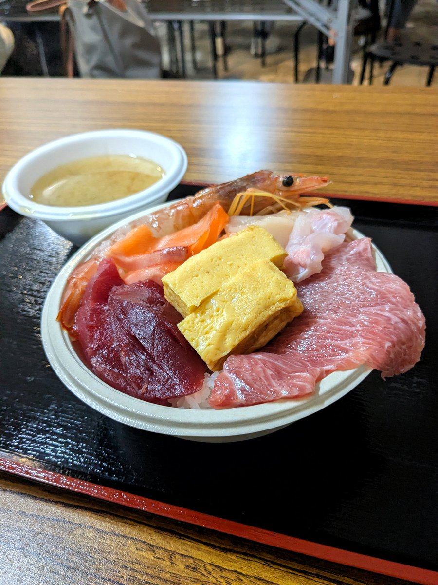 akimoto_so's tweet photo. 初青森。
のっけ丼からあおもり犬へ、三内丸山、締めねぶた。 https://t.co/qr1n5TEKrA