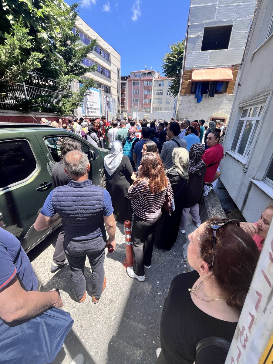 shamamuma's tweet photo. Okulun kapısı açıldı. Veliler bir alkış Tufan'ı tutturdu. Ve hepsi bahçeye doğru daldı. Çocuklar çıkamıyor. https://t.co/TV9zSOlytY