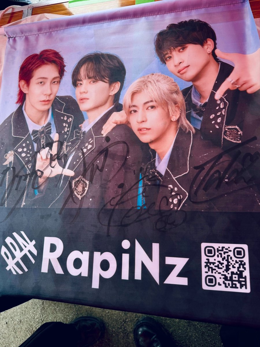 ari_rapinz's tweet photo. 相模大野っていいとこ‼️

雨の中会いに来てくれたRaZのみんな本当にありがとうございました😭
梅雨の思い出ライブの1つになったよね💠✨️

そしてなにより、タペストリーの数々😳
いつもたくさんの応援をありがとう。

今日は風邪ひかないように暖かくしてね！
気をつけて帰るんだよー！
#RapiNz
#RaZ https://t.co/kLzhWzdtHz