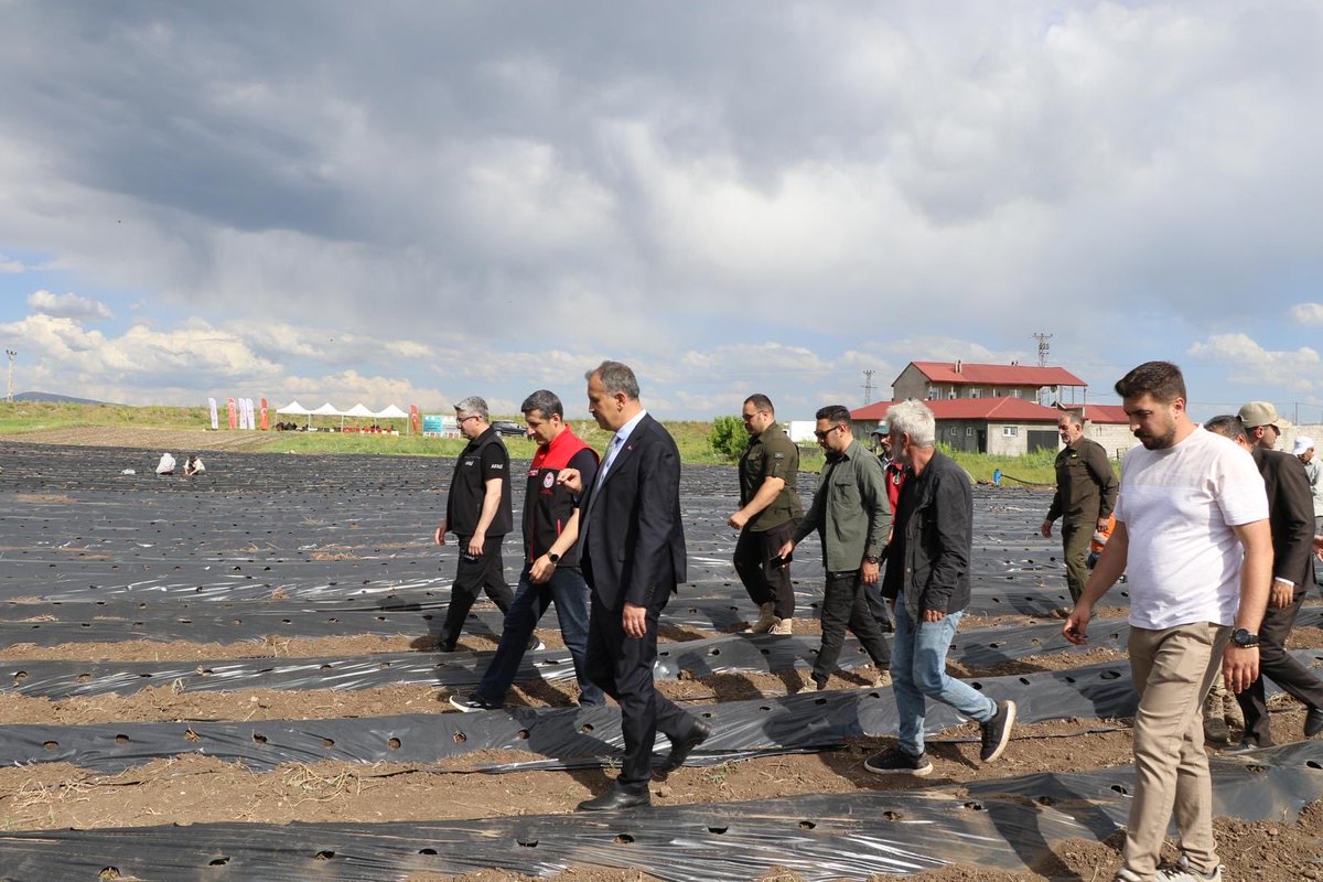 agritarimgovtr's tweet photo. Valiliğimiz koordinesinde, İl Özel İdaremiz ile İl Müdürlüğümüz tarafından düzenlenen çilek fidesi ve ekipmanı dağıtım programı, Valimiz Sayın Önder BOZKURT’un katılımıyla, Aşağı Yoldüzü Köyü’nde gerçekleştirildi.

@TCTarim 
@ibrahimyumakli 
@tcagrivaliligi 
@mehmethsyngl https://t.co/VQ6MMvt4UQ