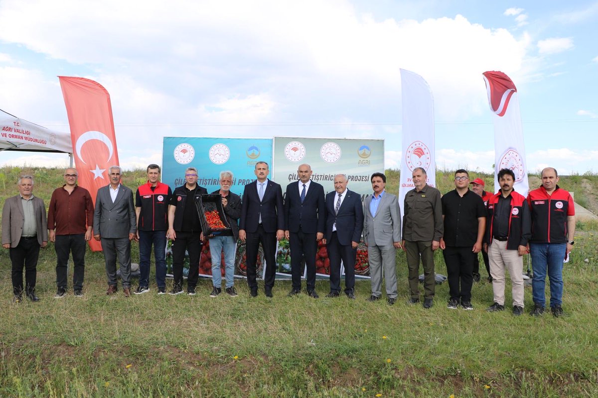 agritarimgovtr's tweet photo. Valiliğimiz koordinesinde, İl Özel İdaremiz ile İl Müdürlüğümüz tarafından düzenlenen çilek fidesi ve ekipmanı dağıtım programı, Valimiz Sayın Önder BOZKURT’un katılımıyla, Aşağı Yoldüzü Köyü’nde gerçekleştirildi.

@TCTarim 
@ibrahimyumakli 
@tcagrivaliligi 
@mehmethsyngl https://t.co/VQ6MMvt4UQ