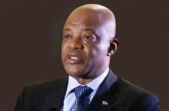 YvesBuya1's tweet photo. #RDC: "Traiter quelqu’un de « chien » n’est pas plus grave que les millions de Congolais tués par l’AFC, mouvement rebelle, lors de la prise de GOMA" Pourquoi les massacres commis par l’AFC de Joseph Kabila ne vous ont-ils jamais blessés, mais ce sont des propos de « chien » qui vous font réagir ?"
Le Professeur Évariste Boshab a réagit à la vive polémique autour du nom CHIEN