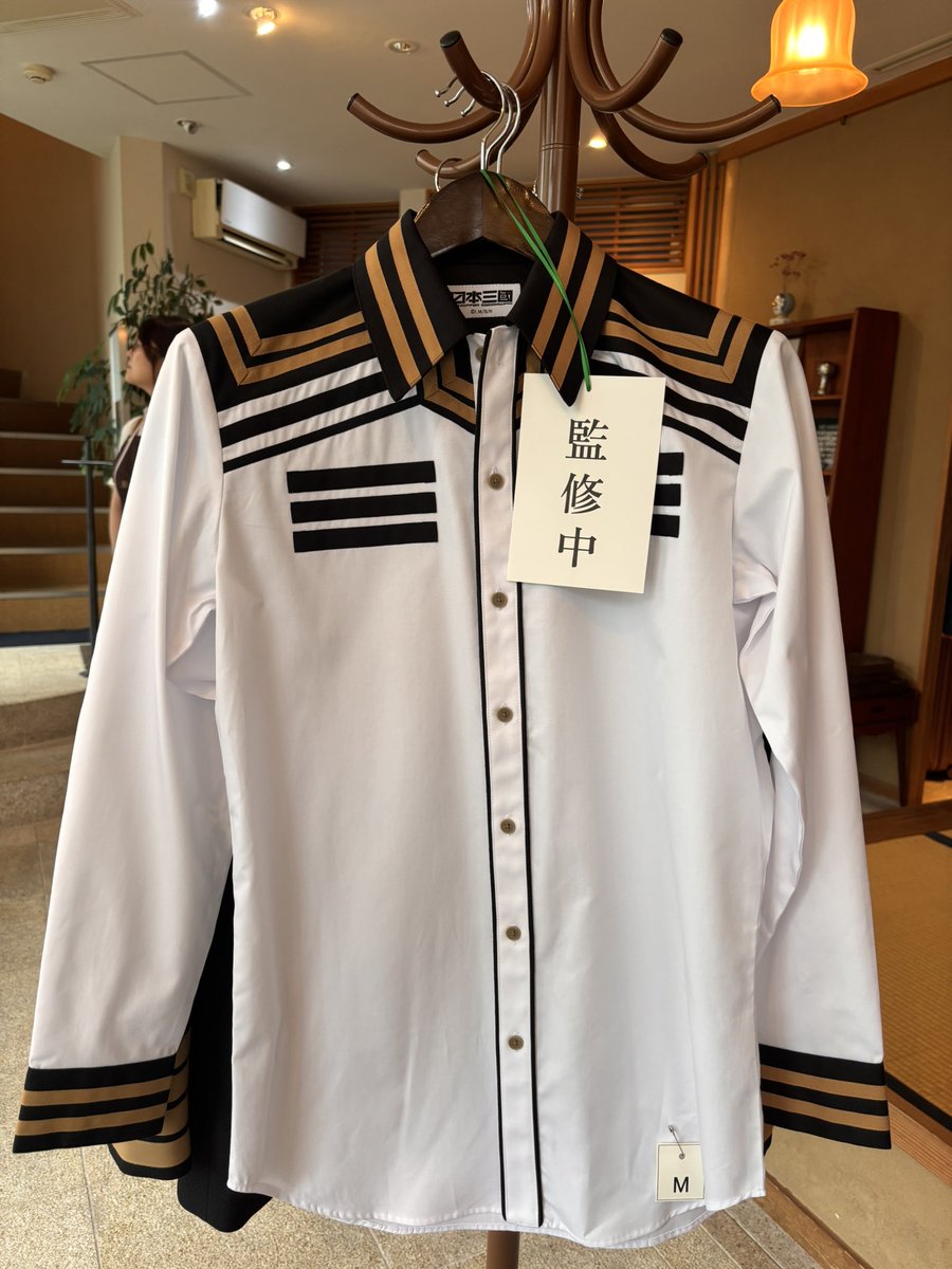 kinomi_145's tweet photo. 襟とカフス、ボタン部分は結構しっかり厚め。激しい戦闘にも対応できるようにだそうです。襟、カフスは組み立て前にバイアス叩いているので裏に縫い目が無い綺麗✨️ボタン所の細い黒ラインはパイピングだった。金？のようなラインはギラギラさせずマットな綿ポリ系でした。
#日本三國
#大和制服試着 https://t.co/jkIWxyBOTx