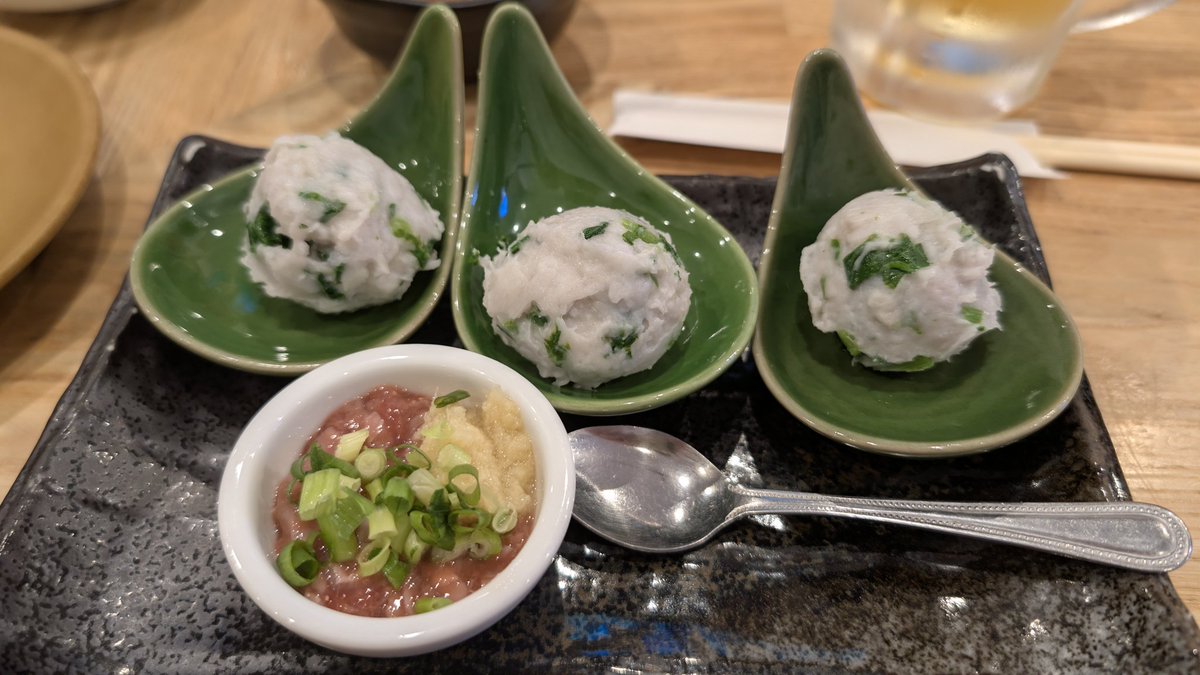 mickey_ekimemo's tweet photo. 八丈島の宴会では定番らしい、
にょうげ（里芋）の酒盗（カツオの塩辛）付き。
焼酎八重椿もセットで頼んだけど、酒が進みすぎる https://t.co/lzfxBMCG0f