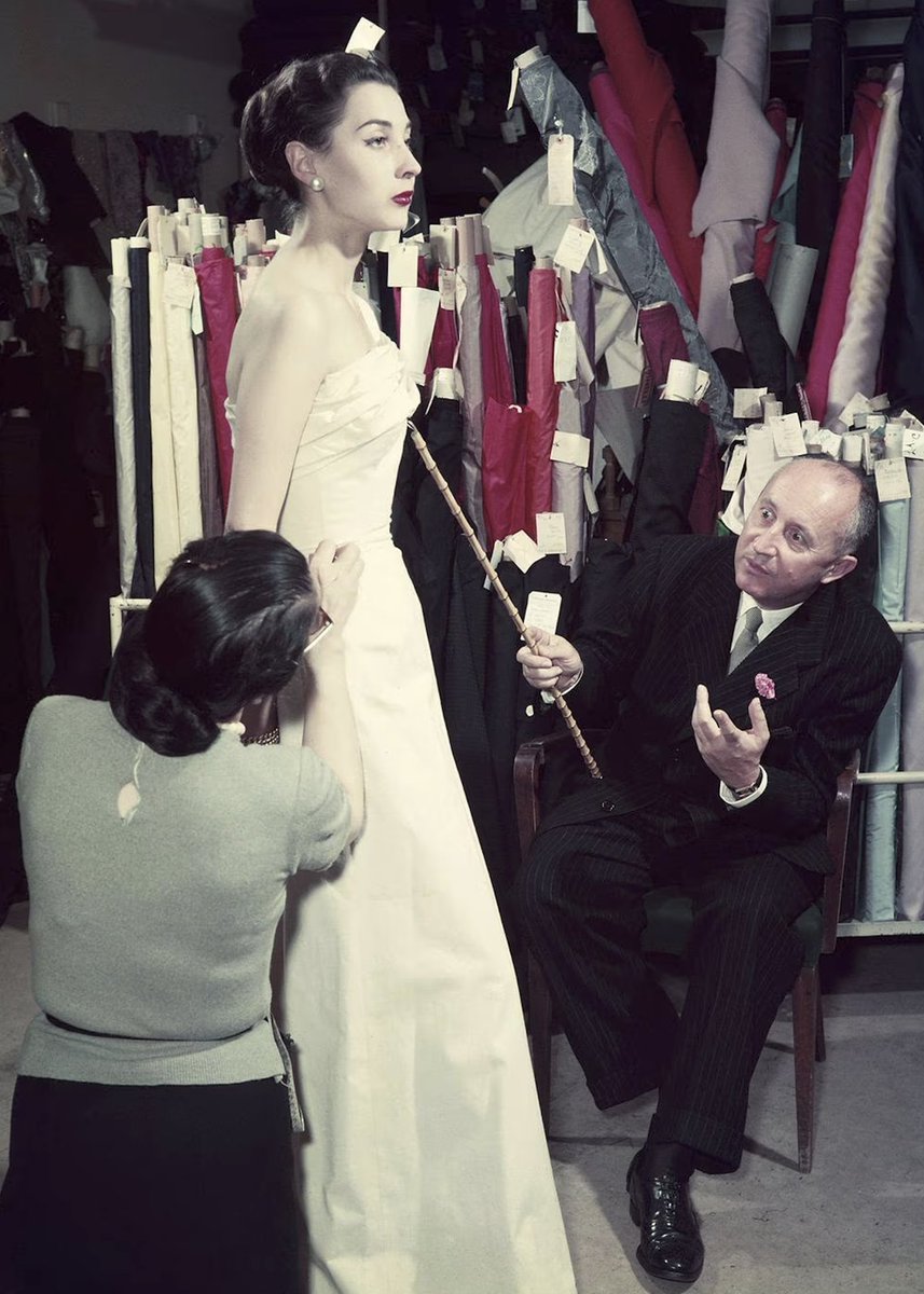 AlainHanel's tweet photo. L'ÉLÉGANCE ET DE LA PHOTOGRAPHIE DE MODE...                                                                                                                                                                                                                                                                                                                                                                                                                                                                                                                                                                                                                                                                                                                                                                                                                                                                                                                                                                                                                                                                                                                                                                                                                                                                                                                                                                                                                                                                                                                                                                                                                                                                                                                                                                                                                                                                                                                                                                                Qualité de quelqu'un qui se distingue par son goût, son choix en matière de vêtements, par sa grâce dans ses manières…                                                                    Aujourd'hui, c'est ce qui nous manque le plus. Regardons ce qui se portait depuis le XXᵉ siècle…        Des années 1900 aux années 1990…                              Avant que n'arrive le déclin…                                                 Pour peut-être recréer des envies.                           FASHION - CHRISTIAN DIOR - PARIS 1950.