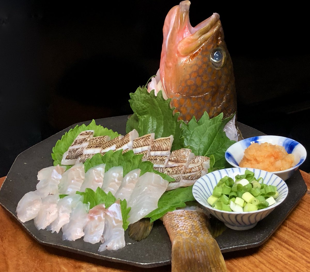 ashida_hisashi's tweet photo. 朝活でゲットしたキジハタはこうなりました♪

半身は皮目の炙り、半身は皮引きの薄造りです
鮮度いいので身はブリブリですね
もみじおろしポン酢でいただきます♪♪ https://t.co/PXlm7QNrbm
