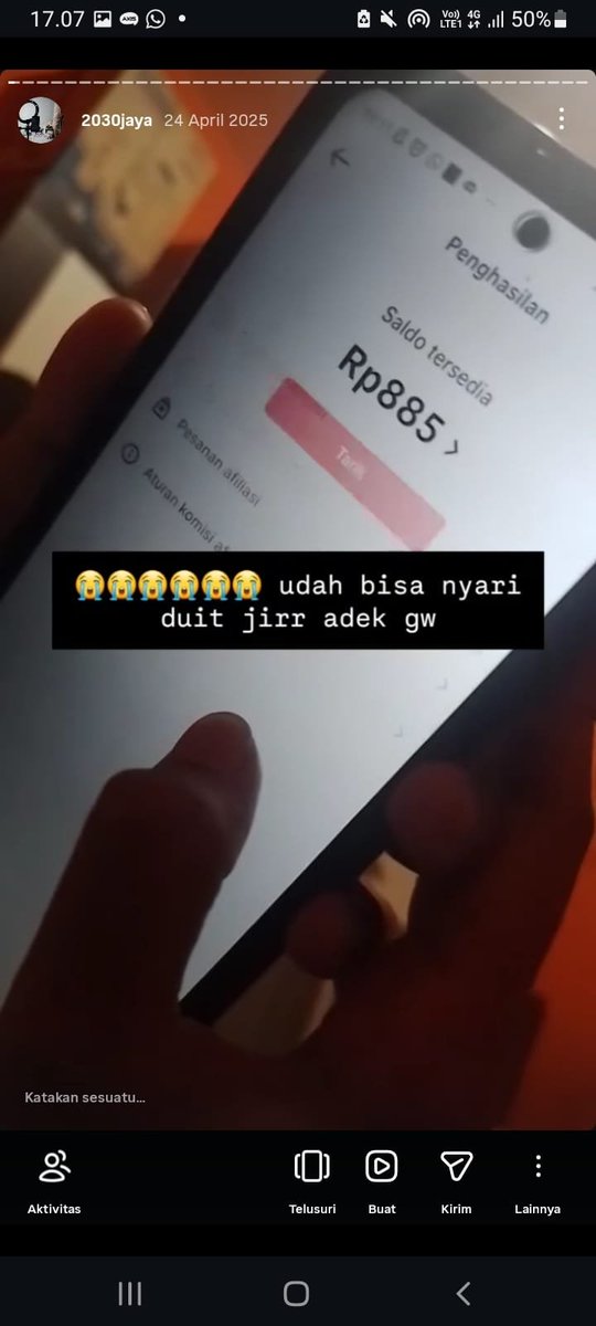peerelek's tweet photo. adekku kelas 1 SMA udah bisa dapet penghasilan dari TikTok & YouTube. sekarang gantian aku yang lagi nyoba cari cuan dari X😭

adekku sekarang kelas 1 SMA, pertengahan 2025  dia iseng bikin konten TikTok. waktu itu kontennya cuma video gameplay game Pazu yang sering dia mainin dan dia nyantumin keranjang kuning di videonya. ternyata dari situ pelan-pelan mulai ada hasilnya. IYA. ada yang co dan otomatis dia dapet komisi. alhamdulillah sampai sekarang masih jalan dan masih menghasilkan.

lanjut masih belum beres