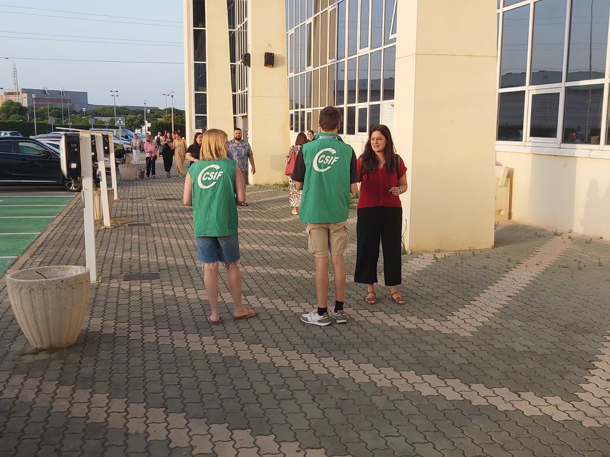 CSIFCadiz's tweet photo. 👨‍🏫 Hoy estamos con los más de 2.500 aspirantes y 39 tribunales de las oposiciones de cuerpos docentes en los campus de Jerez y Puerto Real.

🍀 ¡Mucha suerte! #CSIFEnOpos https://t.co/0O2S2tsVHE