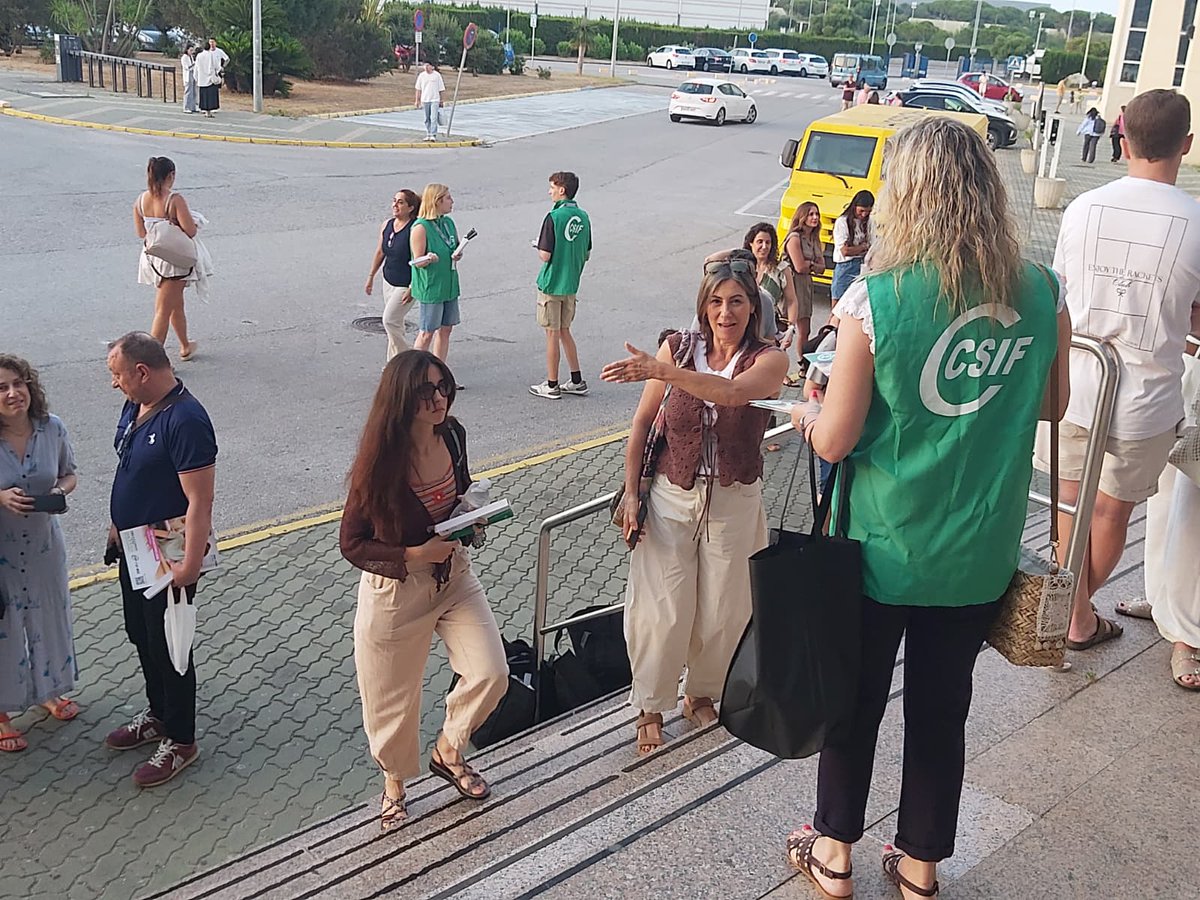 CSIFCadiz's tweet photo. 👨‍🏫 Hoy estamos con los más de 2.500 aspirantes y 39 tribunales de las oposiciones de cuerpos docentes en los campus de Jerez y Puerto Real.

🍀 ¡Mucha suerte! #CSIFEnOpos https://t.co/0O2S2tsVHE