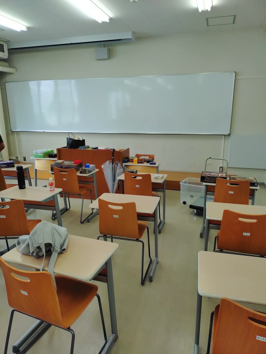 hama_game_ken's tweet photo. 本日は豊橋技科大と合同でボドゲ会を開催しました！
慣れない他大学合同企画でしたが、豊橋技科大の皆さんのご協力おかげで無事に終えることが出来ました。
また一緒に遊びましょう！🎲 https://t.co/tMw5gLe5YD