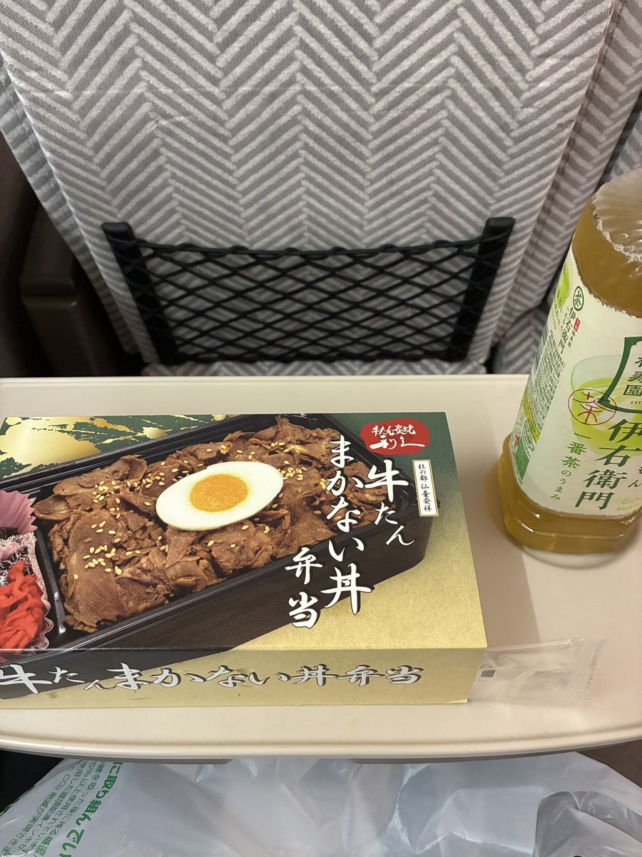 highestexit's tweet photo. 駅弁
寝てしまいそうなのでビールは我慢だ https://t.co/PAmwpyP3vW