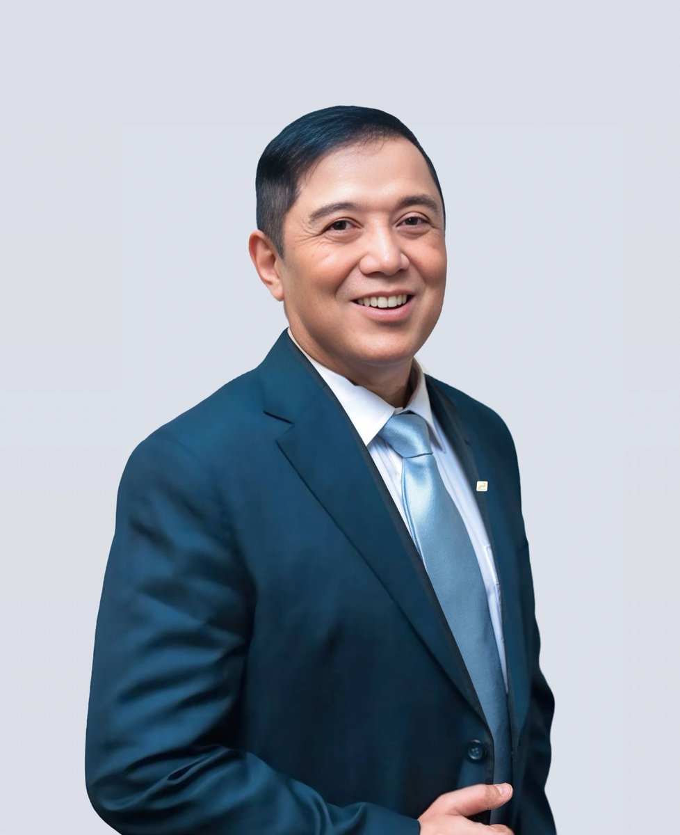 dimarsasongko98's tweet photo. PT Pertamina Patra Niaga (sekarang melebur jadi Subholding Downstream Pertamina) baru aja jadi pusat skandal korupsi migas terbesar dalam sejarah BUMN RI: kerugian negara ditaksir Rp193,7 triliun, 18 orang jadi tersangka, 9 di antaranya udah jadi terdakwa ,termasuk DUA mantan Direktur Utamanya sendiri, Riva Siahaan dan Alfian Nasution. 

Modusnya: beli BBM RON rendah, dijual ke negara seharga RON tinggi.

Pas kasus ini ramai, Corporate Secretary perusahaan bilang tegas ke media: "Produk yang kami distribusikan pasti sesuai spesifikasi dan regulasi." 

Tapi Direktur Penyidikan Jampidsus Kejagung, Abdul Qohar, bilang lain di depan wartawan: ada perintah dari direksi buat nyampur BBM RON 88 dengan RON 92 supaya jadi RON 92. 

Bukan gue yang nuduh , itu kata penyidiknya sendiri.

Nah, setelah negara rugi segitu gede, siapa yang dipasang buat "benerin" pengawasannya? 

Per Februari 2026, Komisaris Utama yang baru: Mayjen (Purn) Sabar Yudo Suroso , mantan ajudan presiden, mantan Gubernur Akmil, sekaligus Ketua Umum organisasi relawan kampanye Prabowo-Gibran 2024, Prawiro Indonesia Garuda Merah Putih. 
Bukan auditor. 
Bukan ahli migas. 
Relawan kampanye.

Komisaris lainnya: Tina Talisa, Staf Khusus Wapres Gibran sekarang. 

Dan Prabunindya Revta Revolusi, tercatat pernah jadi anggota Tim Kampanye Nasional Prabowo-Gibran 2024 , yang justru ditaruh di kursi Komisaris INDEPENDEN sejak Februari 2024.

Jadi gini logikanya: perusahaan yang baru bikin negara boncos Rp193,7 triliun gara-gara tata kelola jebol, sekarang "diawasi" lewat kursi independen yang justru diisi orang-orang tim sukses pemenangan. 

Kalau kursi yang namanya independen aja isinya tim kampanye, siapa sebenarnya yang ngawasin siapa di institusi ini?