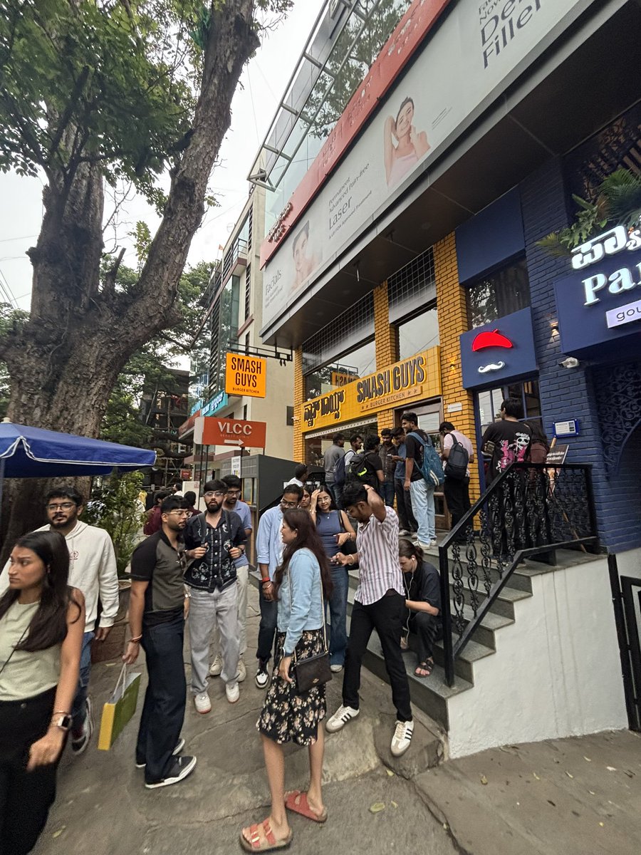 niketrajdwivedi's tweet photo. 📍 Smash Guys, Indiranagar crowded on a Saturday afternoon. 30 minutes+ waiting. https://t.co/M4FEdYbzVX