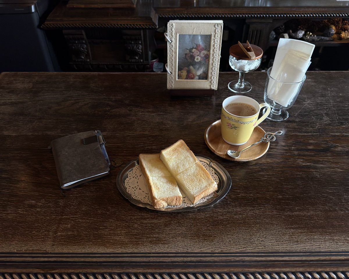 saintgumi's tweet photo. i visited a record cafe dedicated to classical music in kyoto https://t.co/29n7fTELuD