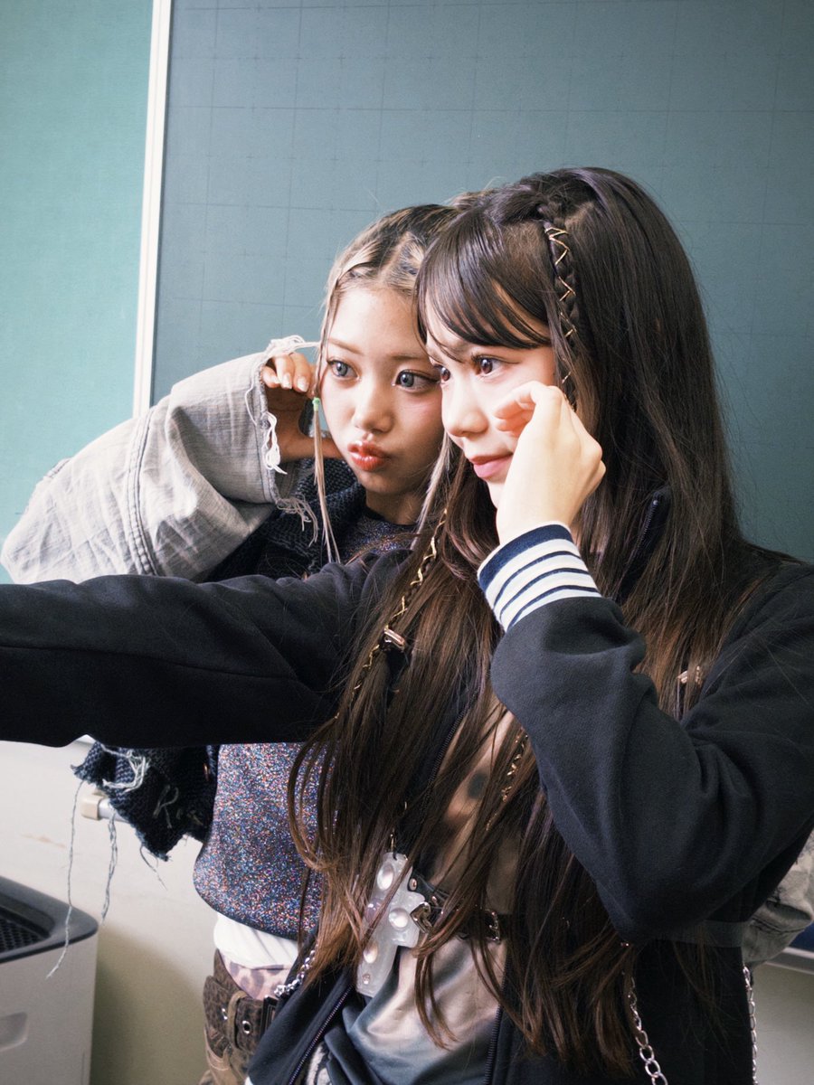 we_are_PG_'s tweet photo. 🎁⋆⸜⊹₊ 𝐇𝐚𝐩𝐩𝐲 𝐁𝐢𝐫𝐭𝐡𝐝𝐚𝐲 𝐭𝐨 #CHAAMi ₊⊹⸝⋆🥳

🚀 モデルポーズ✨
💛 ANJiと一緒にセルフィー💚
📒 シール帳作りに夢中なCHAAMi
🎂 6月20日で12歳‼︎

#PG #全国ツアーを目指す https://t.co/5ZA3O9tTVI