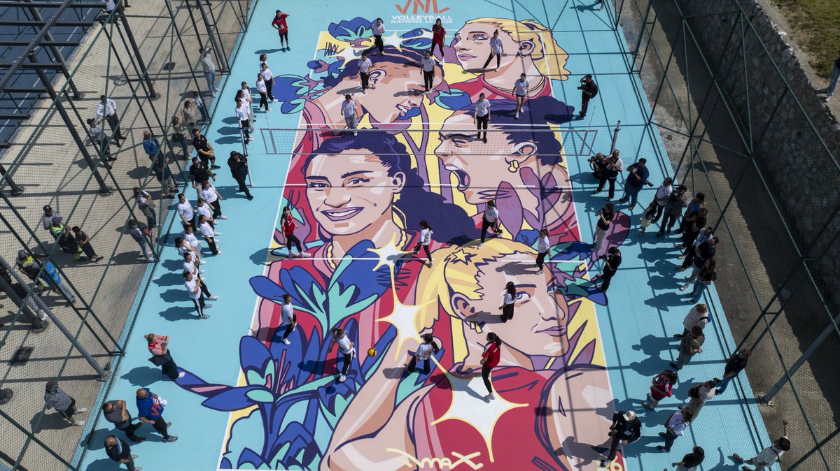 trtsporyildiz's tweet photo. 🤩🏐 Dünya Voleybol (Volleyball World), FIVB ve Voleybol Vakfı (Volleyball Foundation) işbirliğiyle hayata geçirilen "VNL Legacy Court" projesi kapsamında Ankara'da yenilenen voleybol sahası tanıtıldı. https://t.co/rm3xPvzyqV