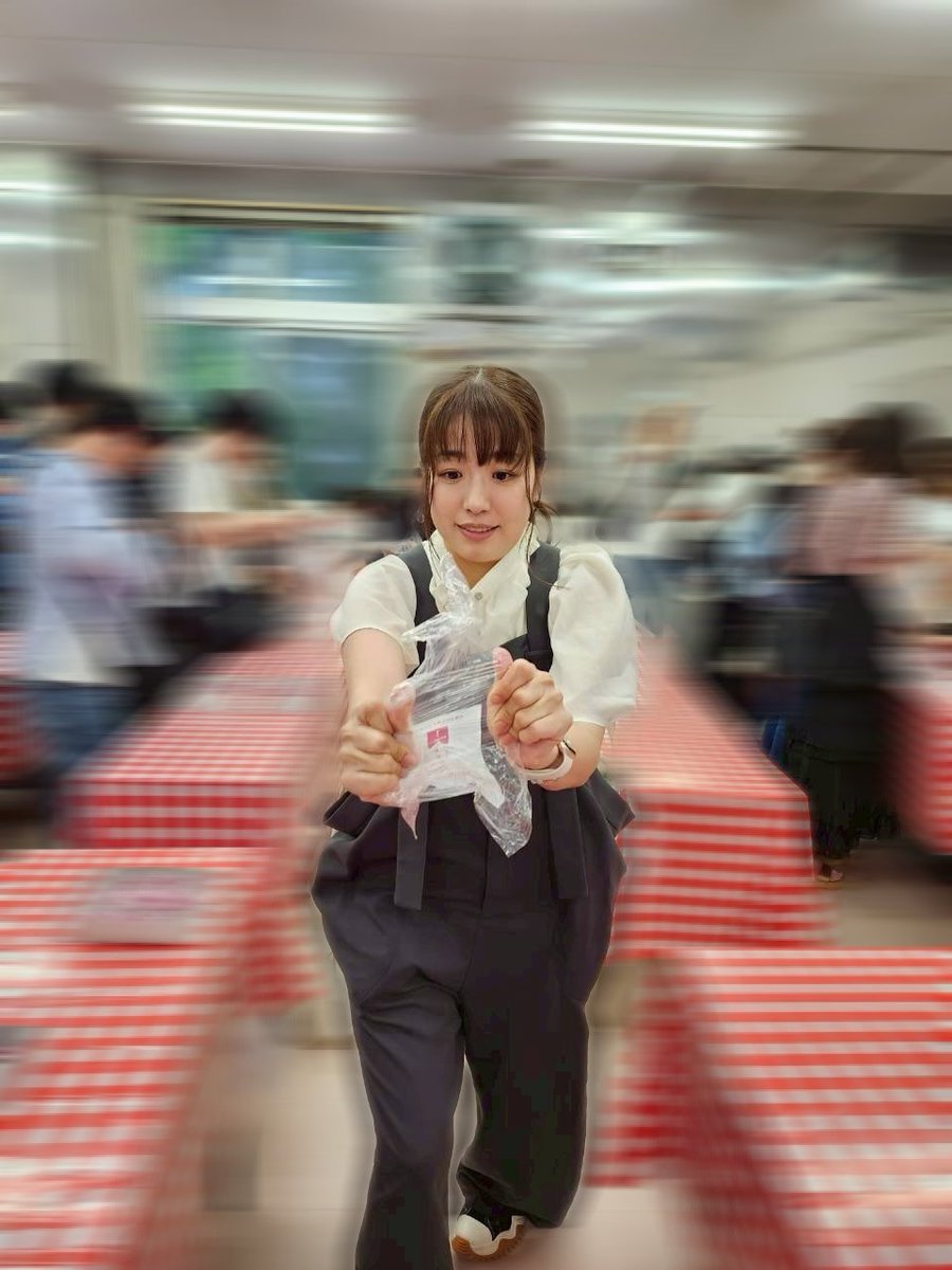 maho_tomita6261's tweet photo. #ちきどんといっしょ
バスツアー🚌in 山梨

参加してくれた皆様、ありがとうございます♡
 雨☔だったけど、それはそれで忘れられない思い出になりました✨

ブルーベリー🫐1日でこんなに食べたの初めて！
ミスティ好きだった♡
バラ園🌹まだギリギリ薔薇咲いてた✨みんなの写真が上手過ぎて感動✨
薔薇見に行ったはずだったけど、なぜかひまわりと写真🌻笑
信玄餅詰め放題は、白熱しまくりましたね。
たぶん袋4回は破いた。笑
(破れても交換してくれる)
ビニール袋って、あんなに伸びるんだなぁ〜。笑

体は冷えちゃったと思うので参加してくれた皆様、お家に帰ったら湯船に浸かって温まってね🫶

本当に本当に、ありがとうございました！！！