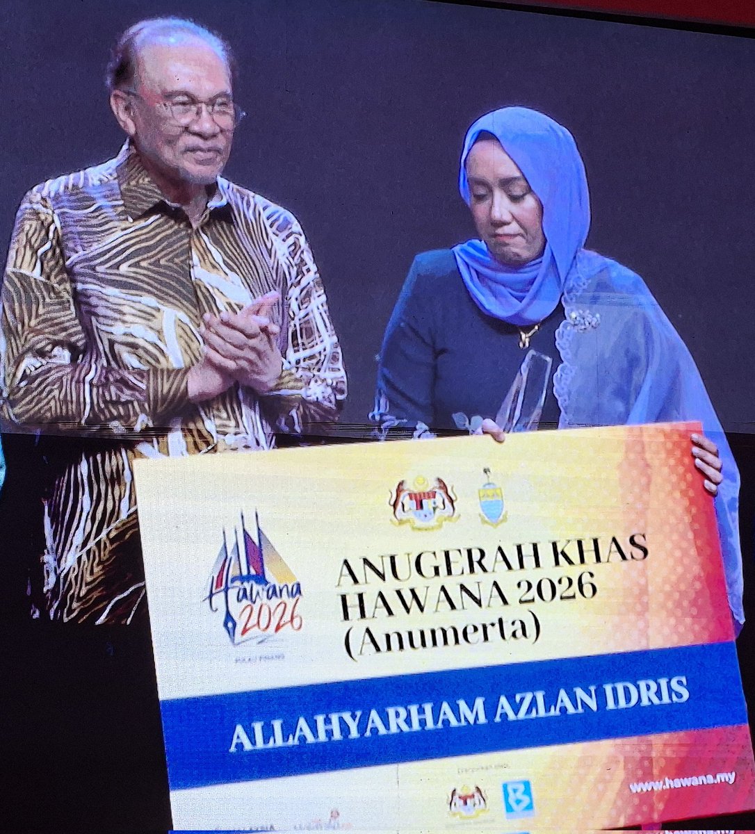KL_Reporter's tweet photo. The late Azlan Idris, former Radio Head of Malaysia National News Agency was posthumously honoured with the National Journalists’ Day (#Hawana) 2026 Special Award today at the media day celebrations in Penang.

PM Anwar Ibrahim presented the award to Azlan’s wife, Wan Syahrina. https://t.co/dqXKGfIKBD