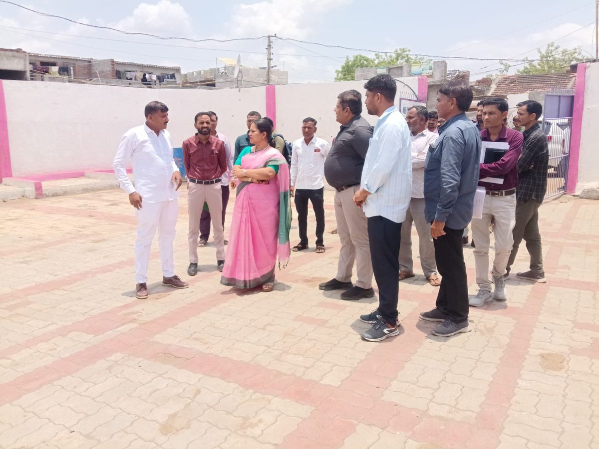 SanjayNatra's tweet photo. આજે  ઉમરાળા ગામે અધિક વિકાસ કમિશ્નર સાહેબ શ્રી પ્રશસ્તિ પરીક દ્વારા મુલાકાત લઈ વિવેક SBM એસેટની સ્થળ મુલાકાત કરી જરૂરી  માર્ગદર્શન પૂરું પાડ્યું..સમગ્ર ઉમરાળા ગામ વતી  સાહેબશ્રીનો આભાર...@bhai_arvin52861 @drda_botad https://t.co/aP3qKO4O9b