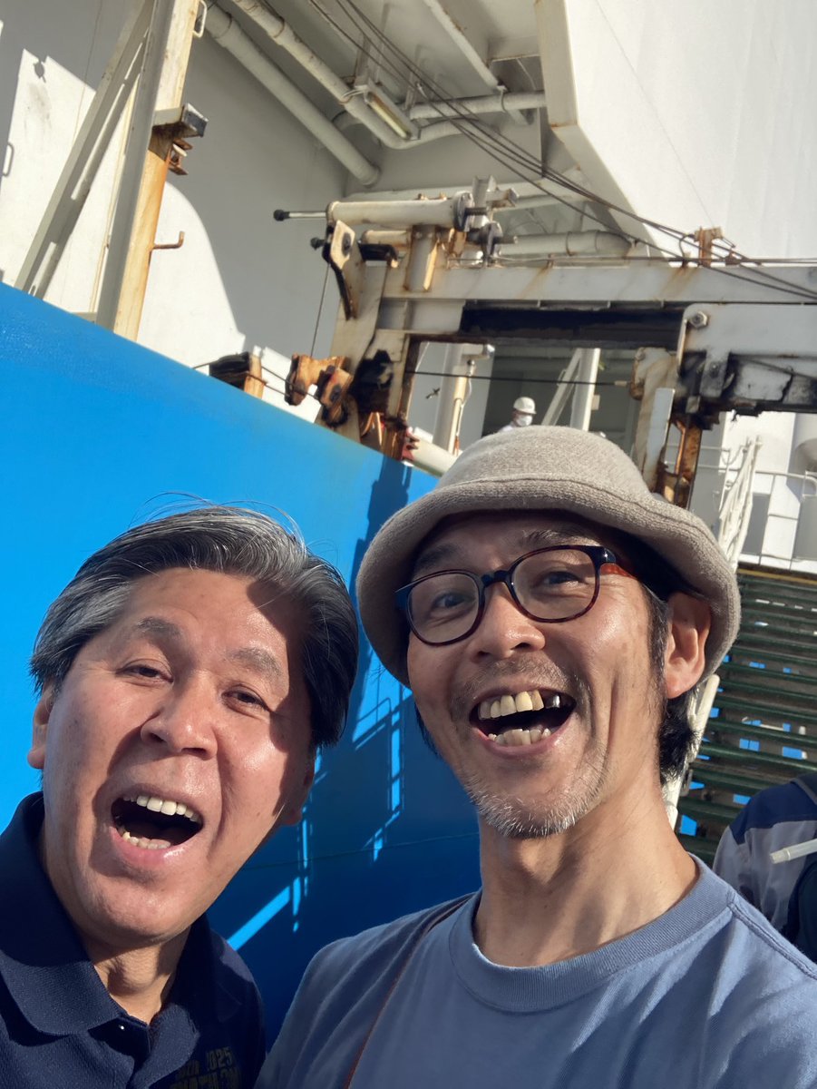 hasiken's tweet photo. 昨日『沖永良部を離れました』投稿をFBで知った丸野さん（徳之島ナビゲーター）が徳之島の亀徳新港に差し入れを持ってきていただきました。これがめちゃくちゃ美味しい『油ゾーメン』。丸野さん、おぼらだれん。ハシケン https://t.co/LVAYfqBzK1