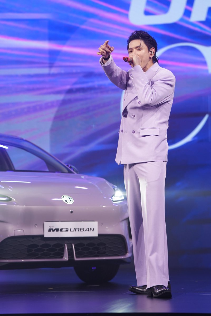 _24News_'s tweet photo. “ต้าห์อู๋” จัดเต็มบนเวทีมินิคอนเสิร์ต ร่วมฉลองปรากฎการณ์ "น้องม่วง" NEW MG URBAN เปิดตัวในไทยอย่างเป็นทางการ

#MGThailand #MGCarsTH #PassionDrives #EVPIONEER #NEWMGURBAN

บริษัท เอสเอไอซี มอเตอร์ – ซีพี จำกัด และ บริษัท เอ็มจี เซลส์ (ประเทศไทย) จำกัด ผู้ผลิตและผู้จำหน่ายรถยนต์เอ็มจีในประเทศไทย เปิดตัวอีวีรุ่นล่าสุด NEW MG URBAN หรือ “น้องม่วง” มาพร้อมนิยาม “LIFE EASY” ที่ออกแบบมาเพื่อทำให้ชีวิตของคนเมืองยุคใหม่ “ง่ายยิ่งขึ้น” พร้อมเซอร์ไพรส์พิเศษจากศิลปินและนักแสดงหนุ่มสุดฮอต “ต้าห์อู๋ – พิทยา แซ่ฉั่ว” ที่มาร่วมฉลองการเปิดตัวของ “น้องม่วง” ในประเทศไทยด้วยมินิคอนเสิร์ตสุดเอ็กซ์คลูซีฟ สร้างบรรยากาศแห่งความสนุกและความประทับใจให้กับแฟน ๆ และผู้ร่วมงานตลอดค่ำคืน

ภายในงานเปิดตัว NEW MG URBAN ซีนไฮไลต์อยู่ที่การเปิดตัวโชว์ความโดดเด่นของรถที่ผสานลงตัวทั้ง ดีไซน์ ความล้ำของเทคโนโลยีและฟังก์ชันอัจฉริยะ ความได้เปรียบของพื้นที่ใช้สอย ที่จะช่วยยกระดับประสบการณ์การใช้งานในชีวิตประจำวันให้มีความสะดวก ง่าย และคล่องตัวมากยิ่งขึ้น ต่อเนื่องด้วยช่วงเวลาที่รอคอยกับการประกาศราคาจำหน่ายอย่างเป็นทางการที่ให้คนไทยได้เป็นเจ้าของยนตรกรรมคุณภาพมาพร้อมเทคโนโลยีระดับสูงในราคาเริ่มต้นเพียง 529,900 บาท

ก่อนปิดท้ายค่ำคืนสุดพิเศษด้วยการปรากฏตัวของศิลปินและนักแสดงหนุ่มสุดฮอตอย่าง “ต้าห์อู๋ – พิทยา แซ่ฉั่ว” ที่มาร่วมส่งมอบพลังบวกและไวป์แบบคนเมืองยุคใหม่ที่เต็มไปด้วยพลัง ความมั่นใจ และไลฟ์สไตล์ที่โดดเด่น ด้วยการออนสเตทโชว์สเต็ปเสิร์ฟแฟน ๆ ด้วยมินิคอนเสิร์ตสุดพิเศษแบบจัดเต็ม เพื่อร่วมฉลองการเดบิวต์ของ “น้องม่วง” NEW MG URBAN อย่างเป็นทางการในเมืองไทย

สำหรับ NEW MG URBAN ถือเป็นรถยนต์ไฟฟ้าแฮทช์แบ็ครุ่นใหม่ที่พัฒนาขึ้นเพื่อตอบโจทย์การใช้ชีวิตในเมืองอย่างแท้จริงด้วยห้องโดยสารที่มีขนาดใหญ่ ภายใต้นิยาม “LIFE EASY” ที่มุ่งเปลี่ยนชีวิตคนเมืองที่วุ่นวายให้ “ง่ายยิ่งขึ้น” ผ่าน 4 หัวใจหลัก ได้แก่ PARK EASY - จอดง่าย DRIVE EASY - ขับง่าย LIVE EASY - ใช้ชีวิตง่าย และ GO FAR EASY - ไปได้ไกลกว่าเดิม รถยนต์รุ่นนี้มาพร้อมเทคโนโลยีช่วยจอดอัจฉริยะ Smart Parking Assist และ Remote Auto Parking ที่สามารถสั่งงานผ่านสมาร์ทโฟน ช่วยให้การจอดรถในพื้นที่จำกัดเป็นเรื่องง่ายยิ่งขึ้น สามารถขับขี่ได้ไกลสูงสุดถึง 530 กิโลเมตรต่อการชาร์จหนึ่งครั้ง (ตามมาตรฐาน NEDC) นอกจากนี้ NEW MG URBAN ยังผ่านการรับรองมาตรฐานความปลอดภัยระดับ 5 ดาว จาก Euro NCAP และ ANCAP พร้อมมอบความมั่นใจในการใช้งานระยะยาวด้วย EV LIFETIME WARRANTY การรับประกันแบตเตอรี่แรงเคลื่อนสูง ชุดมอเตอร์ขับเคลื่อน และชุดควบคุมมอเตอร์ขับเคลื่อนตลอดอายุการใช้งาน โดยไม่จำกัดระยะทางและผู้ครอบครองรถ พร้อมบริการ MG SMILE ที่มอบความสะดวกและอุ่นใจตลอดการใช้งาน

NEW MG URBAN พร้อมส่งมอบให้แก่ลูกค้าชาวไทยตั้งแต่วันนี้เป็นต้นไป และเปิดให้ผู้ที่สนใจได้สัมผัสคันจริงและทดลองขับแล้วที่โชว์รูม เอ็มจี ทั้ง 126 แห่งทั่วประเทศ

สอบถามข้อมูลเพิ่มเติมได้ที่ศูนย์ลูกค้าสัมพันธ์ MG CALL CENTRE โทร. 1267 และสามารถติดตามข้อมูลข่าวสารเพิ่มเติมของเอ็มจี ได้ที่

Website: https://t.co/pCJY4Me6Uz

Line: @MGThailand

Facebook: https://t.co/IiTn5WhfGh

Twitter: @mg_thailand

Instagram: @mgthailand

Youtube: MG Thailand

TikTok: @mgthailand

Application: MG Thailand
