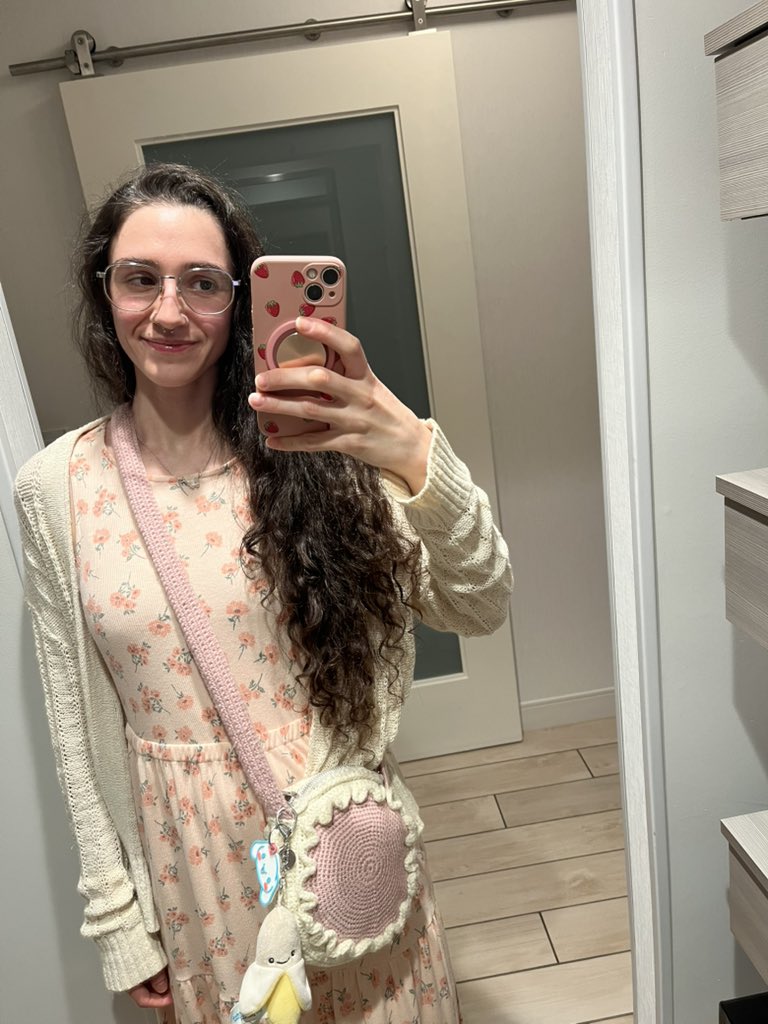 _ha_lide's tweet photo. Had an awesome bday w the love of my life! Got macarons wearing my macaron purse I crocheted! 🥰💖 https://t.co/KF48IHpBJD