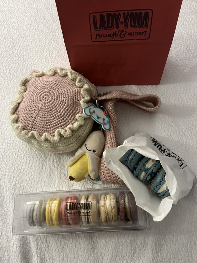 _ha_lide's tweet photo. Had an awesome bday w the love of my life! Got macarons wearing my macaron purse I crocheted! 🥰💖 https://t.co/KF48IHpBJD