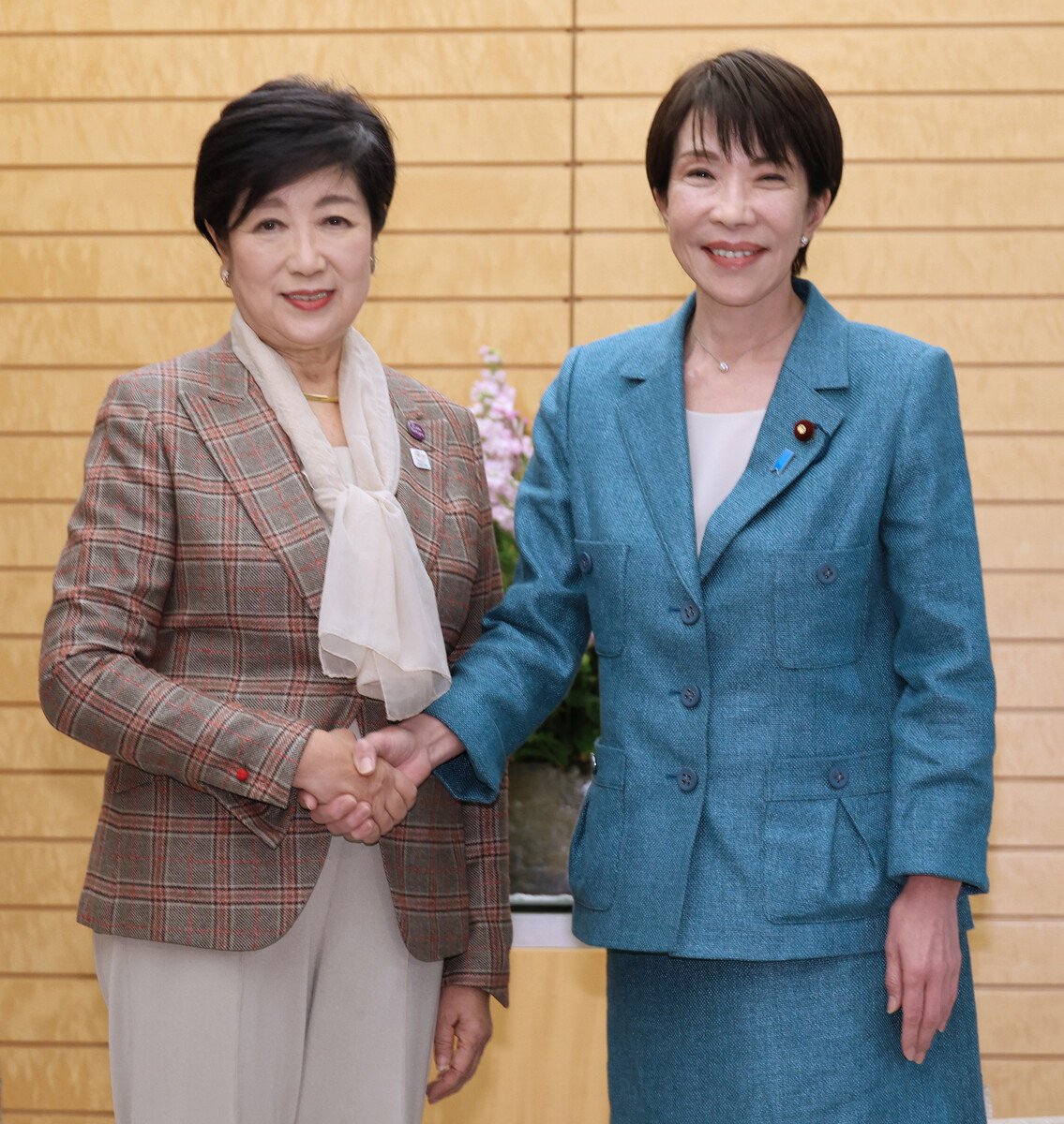 rac97606's tweet photo. @Tanakaseiji14 小池百合子は161cm、2020年8月からは偽物は、太っていて155cmもなく急に背が低くなった。いくらゴムマスクをしても顔が違うのはわかる。偽者と入れ替わっています。 https://t.co/cm5CxijsZf