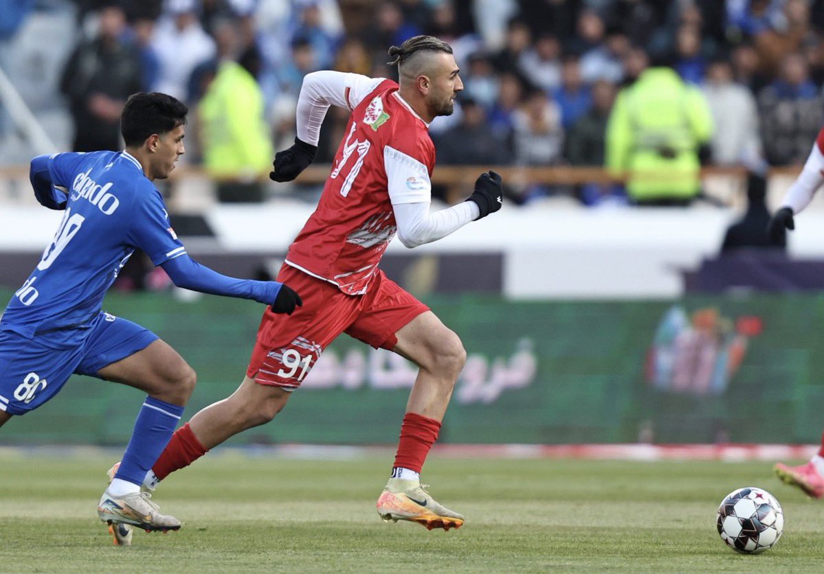ademGms1's tweet photo. Yav kardeşim milli takımın eksiği forvetken bu kadar uzun ve süperligde oynayan adamı nasıl çağırmazsın 2/3 kafa vursa mutlaka gol olurdu . #montella #MilliTakım #serdardursun #kerem #arda https://t.co/HC6J6pyrO2