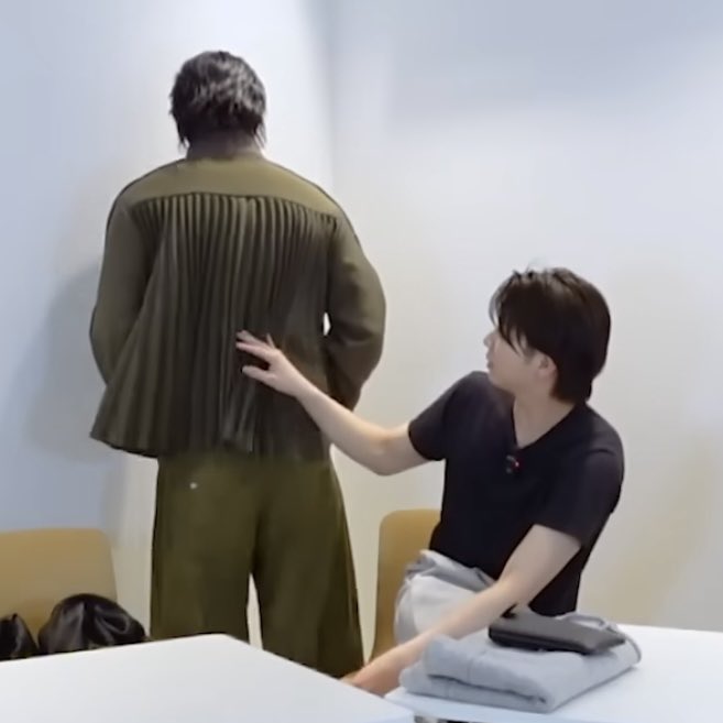 xoxomilk_j's tweet photo. 同じ服なのに着る人が変わるとこんなに印象変わるんだ。
塩レが着るとプリーツって感じで、仁人くんは「キレイなお姉さん、太智くんは「少女」って感じなのに対し、佐野さんは絶対にウエスタンカウボーイ。 https://t.co/xsRe6vWdRZ