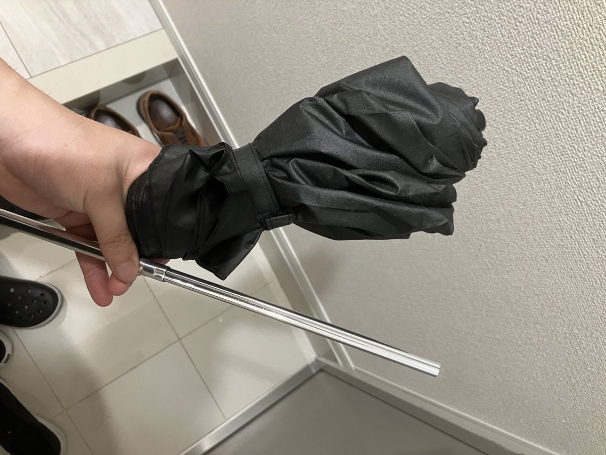 busowiz's tweet photo. 折りたたみ傘が使用1日目にして意味わからん壊れ方した https://t.co/5RwU5fNoJf