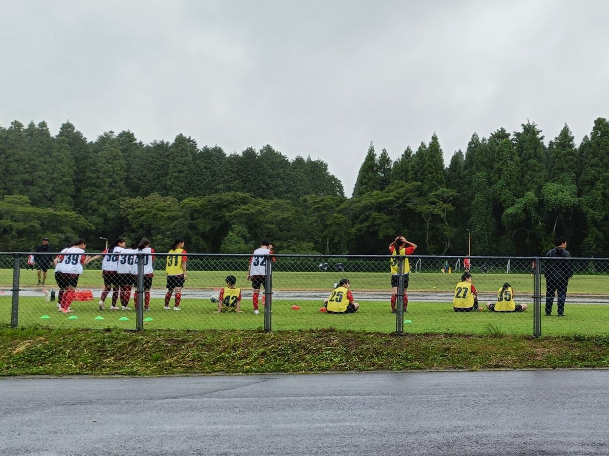 loveandkuru's tweet photo. 土砂降りの中、トレーニングマッチやってます

ヴェルスパ大分レディースvs大分トリニータレディース https://t.co/tkt4mizH9f