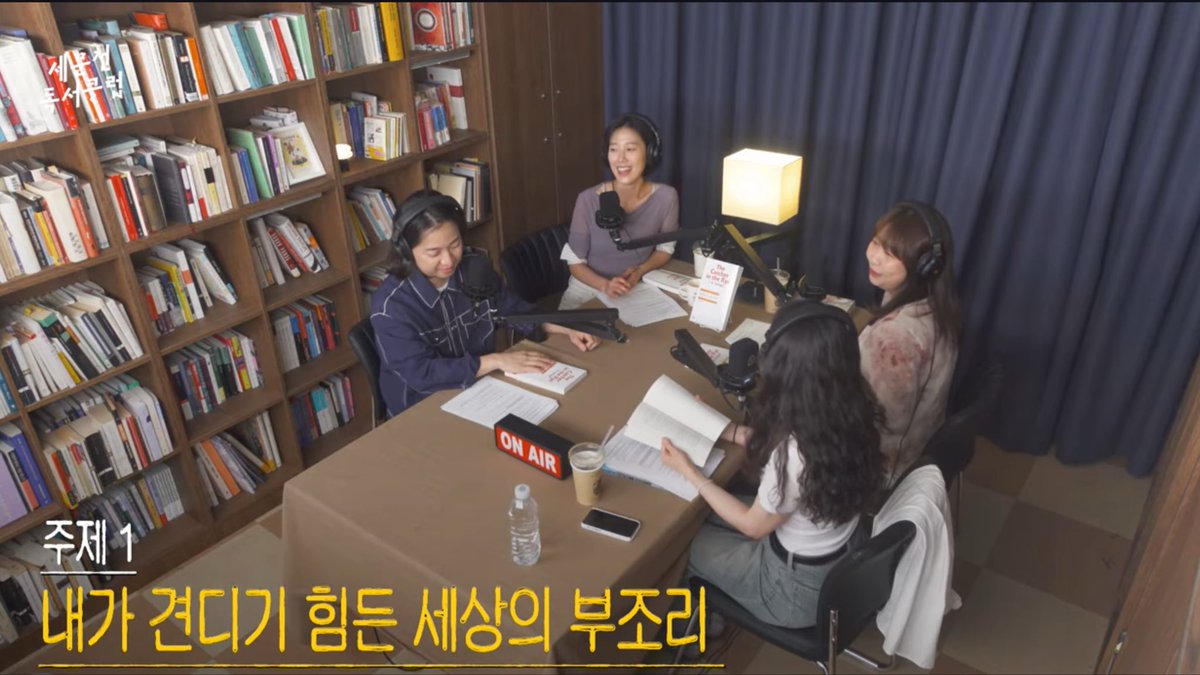 keepwriting_and's tweet photo. 세상의 부조리도 부조린데 민경편집자님 요새 열일하긴 함. 과부하가 오면 사람이 인내심부터 바닥나는 듯…  진짜 성냥으로 불지르듯 화를 돋우는 것들이 생겨…

나도 견디기 힘든 것들이 있는데 요즘은 ‘피해의식‘. 다 남탓하는 거 진짜 힘듦. 너만 견디는 거 아니고 네가 그런 말을 하는 그 순간에도 누군가는 너를 견딘다는 걸 좀 알았으면.
